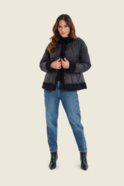 Kurze Steppjacke mit Plüschbesatz, Schwarz