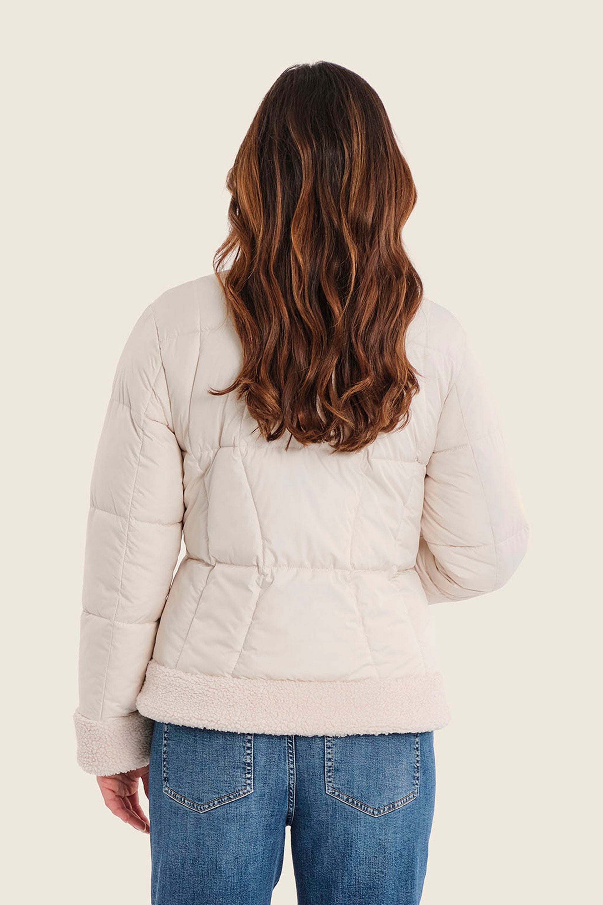 Kurze Steppjacke mit Plüschbesatz, Birkenbeige