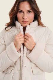 Kurze Steppjacke mit Plüschbesatz, Birkenbeige