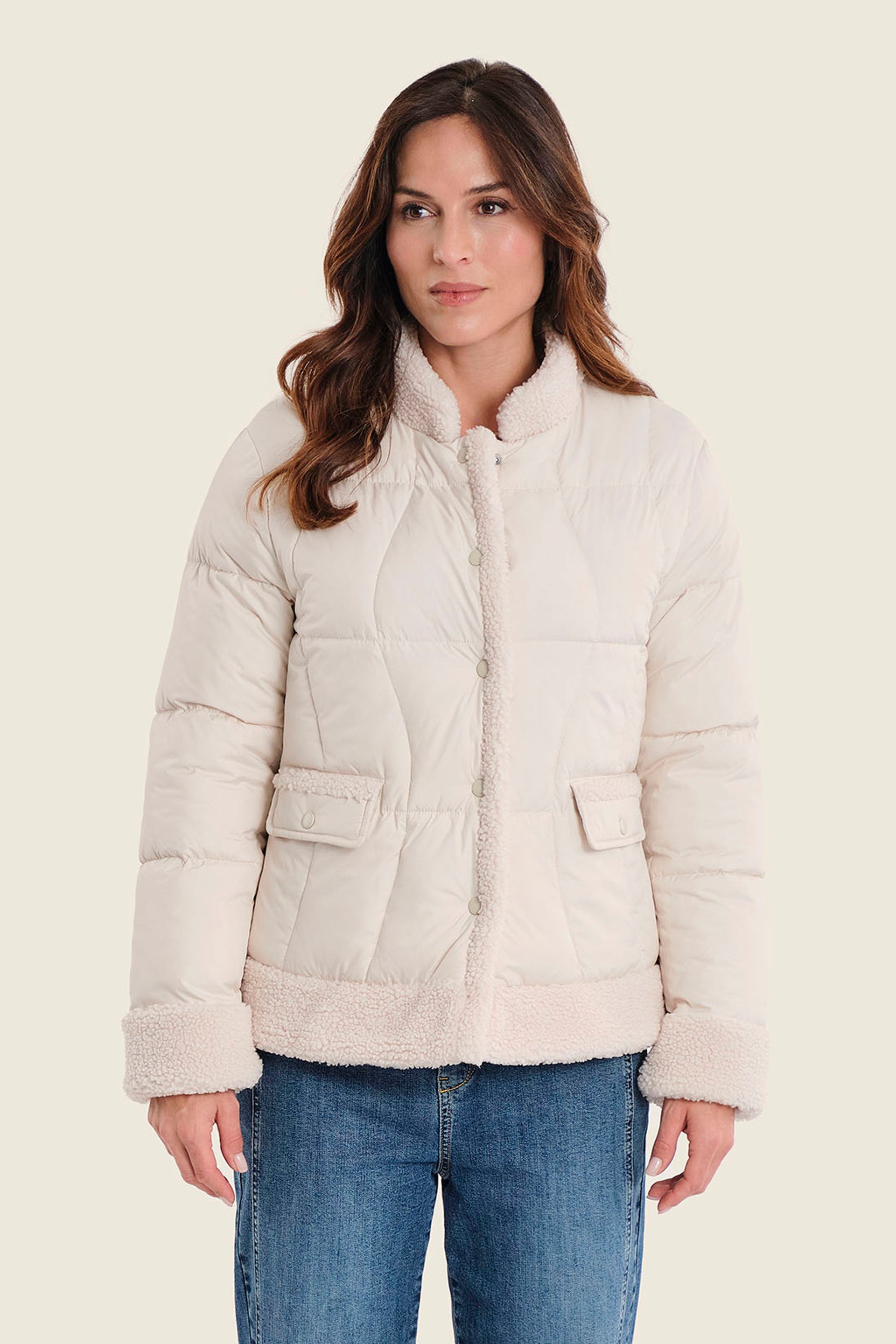 Kurze Steppjacke mit Plüschbesatz, Birkenbeige