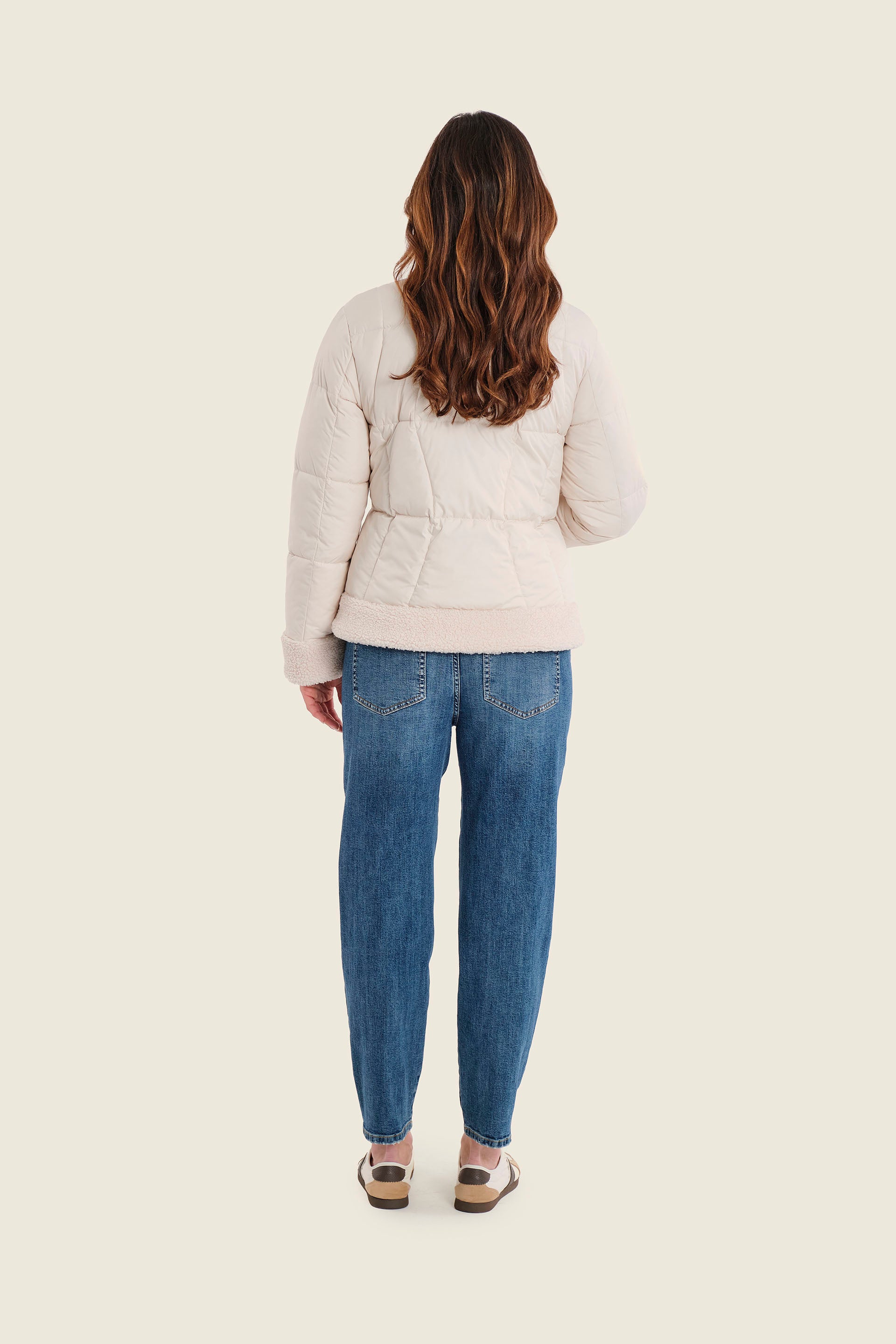 Kurze Steppjacke mit Plüschbesatz, Birkenbeige