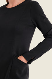 Kleid aus Punto-Milano-Jersey mit Kontrastnähten, Schwarz
