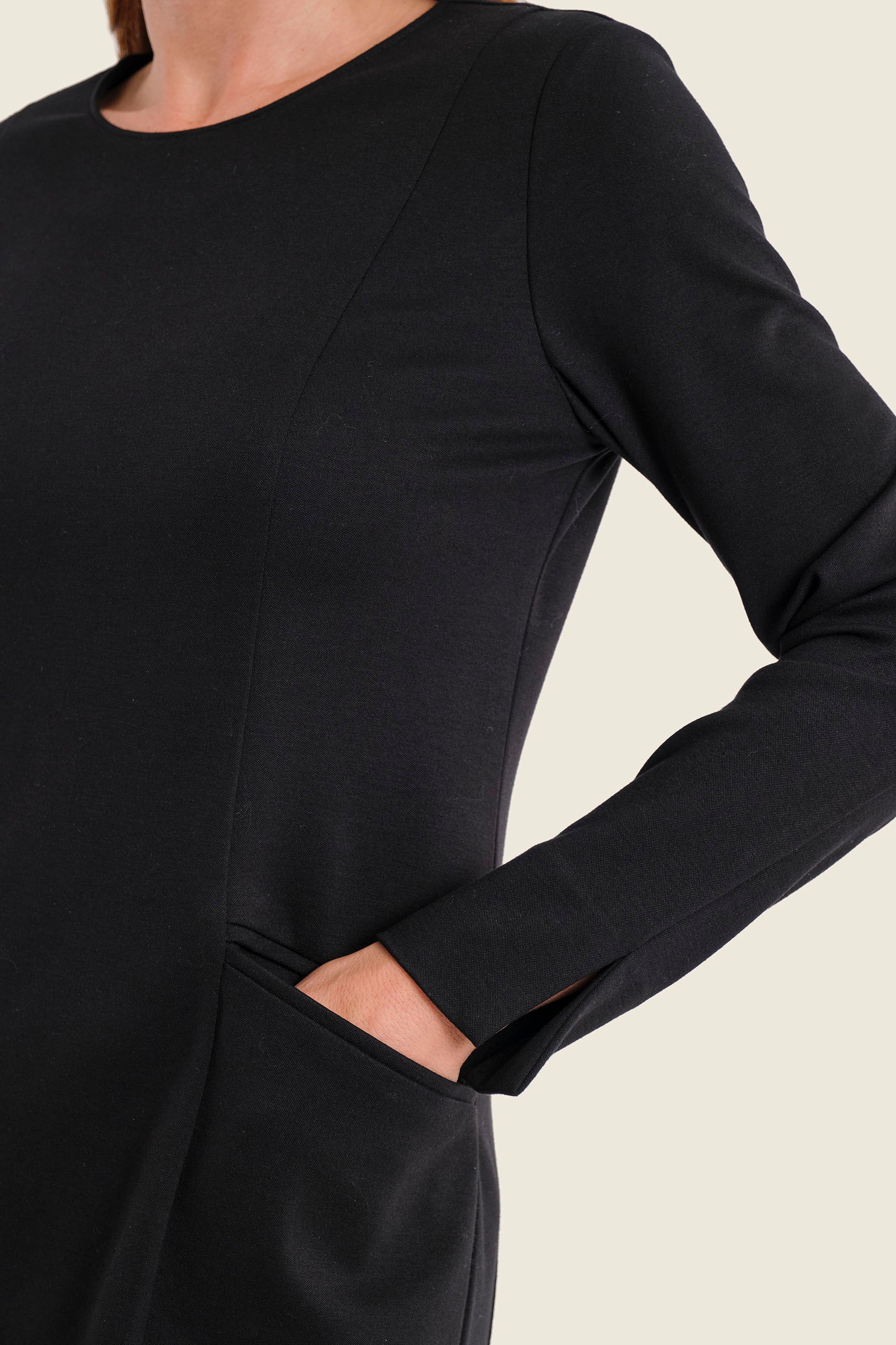 Kleid aus Punto-Milano-Jersey mit Kontrastnähten, Schwarz